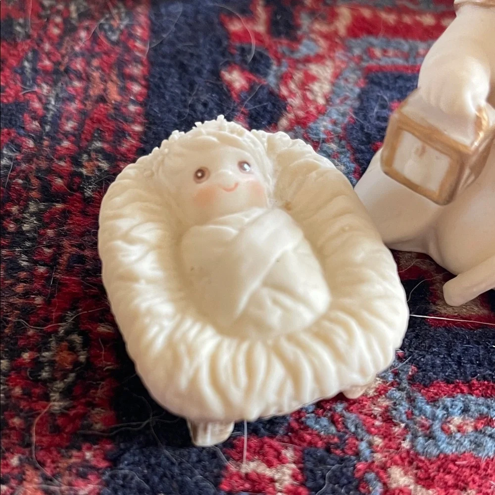 White Ceramic Nativity Figurines Set - Picture 9 of 10